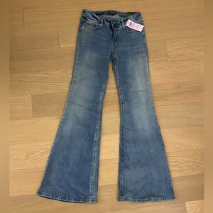 NWT Size 4 Women’s Wild Fable High-Rise Flare Jeans in Medium Wash, 32” inseam
